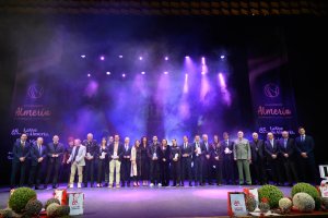 Foto de familia de los premiados, directivos de LA VOZ y autoridades políticas.