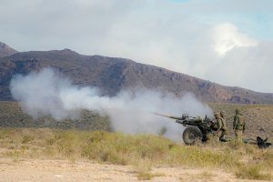 Disparando una pieza de artillería.