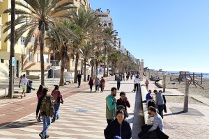 El Paseo Marítimo de Almería se llenó en la mañana de este 25 de diciembre.