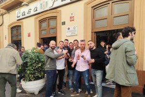 Grupo de amigos de CrossFit en el mítico bar Casa Puga.