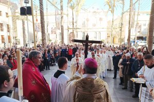 Cientos de almerienses se congregaron en la Catedral de Almería, donde el obispo abrió el Año Jubilar de 2025 mostrando la reliquia de la cruz de Cristo.