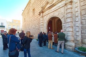 Expectación a las puertas de San Juan, iglesia desde la que salía la comitiva para abrir el Año Jubilar.