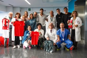 Foto de familia con el equipo del Hospital antes de iniciar el reparto de regalos.