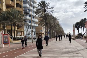 El mal tiempo hacen que los almerienses cambien la calle por los hogares para celebrar el Día de Reyes.
