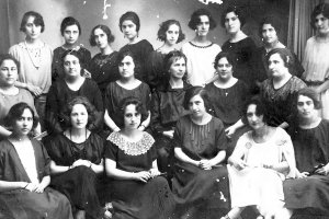 Maestras y alumnas de la Escuela Normal retratadas en el estudio de Mateos en mayo de 1923.