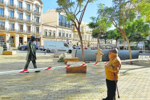 Ayer por la mañana, la estatua de Nicolás Salmerón y Alonso quedaba delimitada por las cintas balizadoras donde se albergaron las vallas metálic