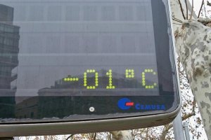 Imagen de archivo de un termómetro bajo cero.