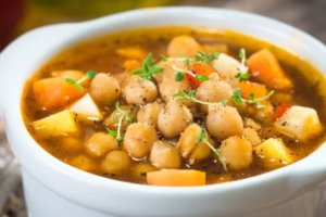 Potaje de garbanzos con bacalao. DEPOSITPHOTOS