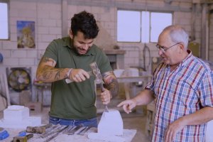 Antonio Navarro explica cómo hacer un mortero de mármol.