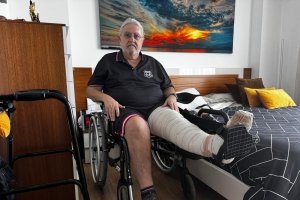 Felipe Múgica en su domicilio en Almería recuperándose tras la operación.