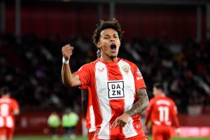 Lázaro explota de alegría celebrando un gol de antología en su vuelta a casa.