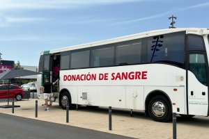 Bus de colecta de sangre en el aparcamiento del Centro Comercial Torrecárdenas.