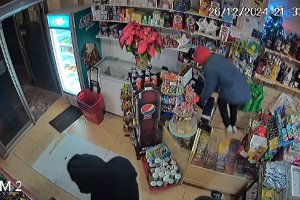 Imagen de uno de los robos en establecimientos de Retamar - El Toyo.