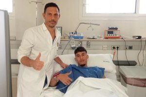 El doctor Claudio Vázquez con Rachad Fettal después de la intervención.