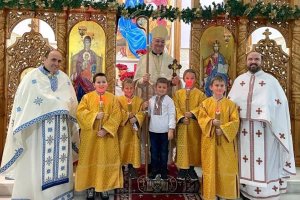 Imagen de archivo del obispo visitando la comunidad ucraniana de Almería, con Vasyl Diakiv a la derecha de la imagen.