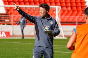 Rubi dando instrucciones en el entrenamiento celebrado en el Estadio de los Juegos Mediterráneos.