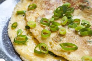Tortilla de cebolletas. DEPOSITPHOTOS