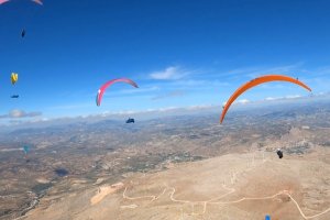 Los parapentes surcando el cielo de Castala-Dalías en competiciones anteriores.