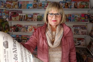 Teresa Ferre atendiendo a LA VOZ de Almería desde su kiosko, situado en el parque de la calle Instinción.