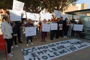 Los vecinos portaron una gran pancarta junto con carteles en apoyo a Meri y a su familia.