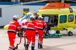 Imagen de archivo de la evacuación de un paciente en un helicóptero del 061.