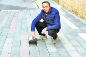 Un vecino del barrio muestra el estado del pavimento que se terminó de arreglar hace un año.