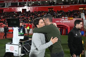 Rubi se abrazo a Antonio Hidalgo en la previa del Almería-Huesca.