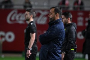 Un entrenador almeriense gestiona la ilusión de 23.000 almas.