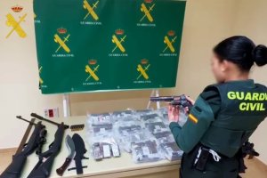 Una agente de la Guardia Civil con lo incautado.
