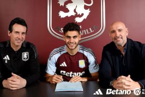 Emery, Andrés García y Monchi posan felices en Villa Park.