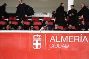 Mohamed El Assy con el grupo de empresarios saudíes en el Almería-Huesca.