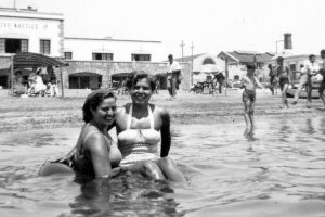 El Centro Náutico y el balneario convivieron en la posguerra en la playa de Las Almadrabillas.