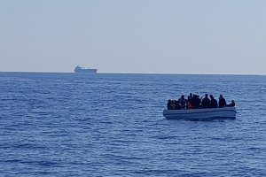 Patera con 18 personas rescatada en aguas de Almería por Salvamento Marítimo en el año 2024.