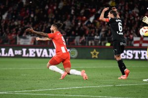Luis Suárez clama al cielo por un penalti que valía un premio gordo.