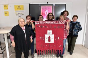 Creadoras de la réplica junto a la misma.