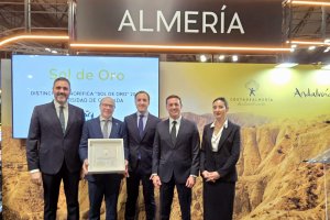 Entrega del 'Sol de Oro' al rector de la Universidad de Granada.