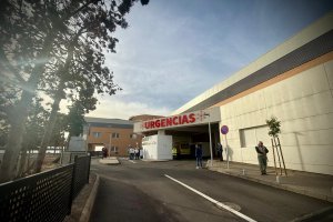 Espacio reformado de acceso a las Urgencias del Hospital de Poniente para vehículos y peatones.