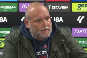 El director deportivo del Efesé carga contra los que han dicho barbaridades sobre él.