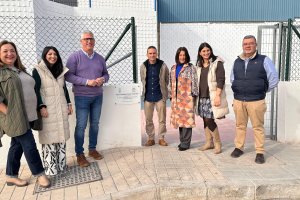Miembros del equipo de gobierno de Huércal de Almería inauguran la nueva pista deportiva.