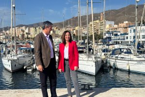 La consejera de la Junta, Rocío Díaz, y el alcalde de Adra, Manuel Cortés durante su visita al puerto.