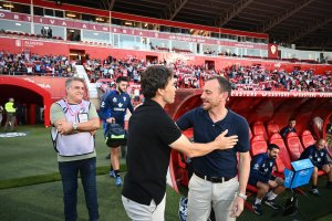 Alberto González saluda a Rubi en el partido de la primera vuelta.