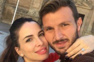 Marco Motta y su mujer en la Plaza de La Catedral cuando era futbolista del Almería en Segunda División.