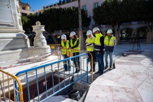 Revisión de los trabajos de pavimentación en la Plaza Vieja