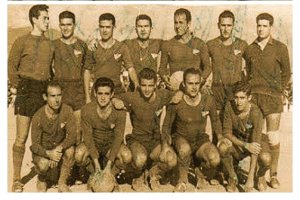 Once del Adra CF. Abajo agachado, el primero por la izquierda, Antón.