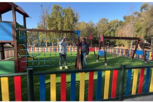 Juan José Segura revisa el final de los trabajos realizados en el Parque de Los Pinos en el barrio de El Alquián