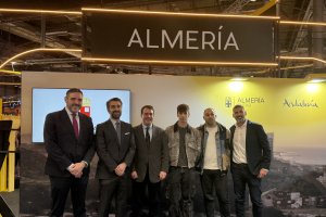 El grupo Veintiuno, que estará en Cooltural, arropó la presentación en Fitur.