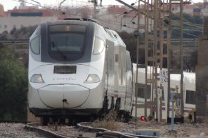 El Alvia híbrido S-730 haciendo maniobras en la estación de Huércal-Viator. Entró en servicio el pasado 15 de diciembre.