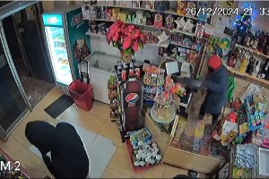 Imagen de dos ladrones en el interior de uno de los establecimientos de El Toyo que han sufrido un robo.