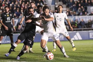 Dani Romera de negro luchando contra la defensa del Marbella.