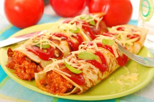 Imagen de archivo de tortitas de trigo con ternera y verduras. (Imagen: Depositphotos).